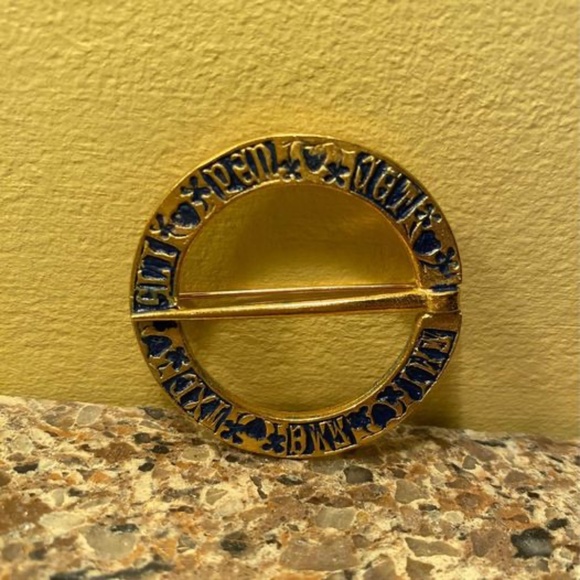 Vintage “Think of A Friend” Pin circa ‘70’s - Picture 9 of 10